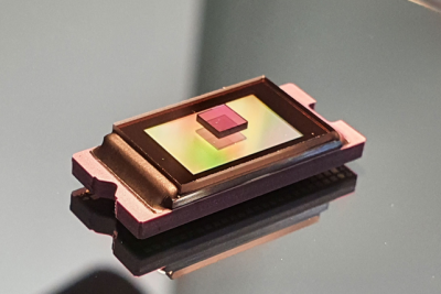 Diamant-Kristall mit NV-Spin-Qubits auf einem photonischen Mikrochip (c) XeedQ
