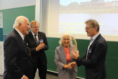 Ben Feringa (right) receives Laureatus Award of Stiftung Giersch and FIAS (by Carlo und Karin Giersch (left/middle) and Jan Wörner, 2nd left)