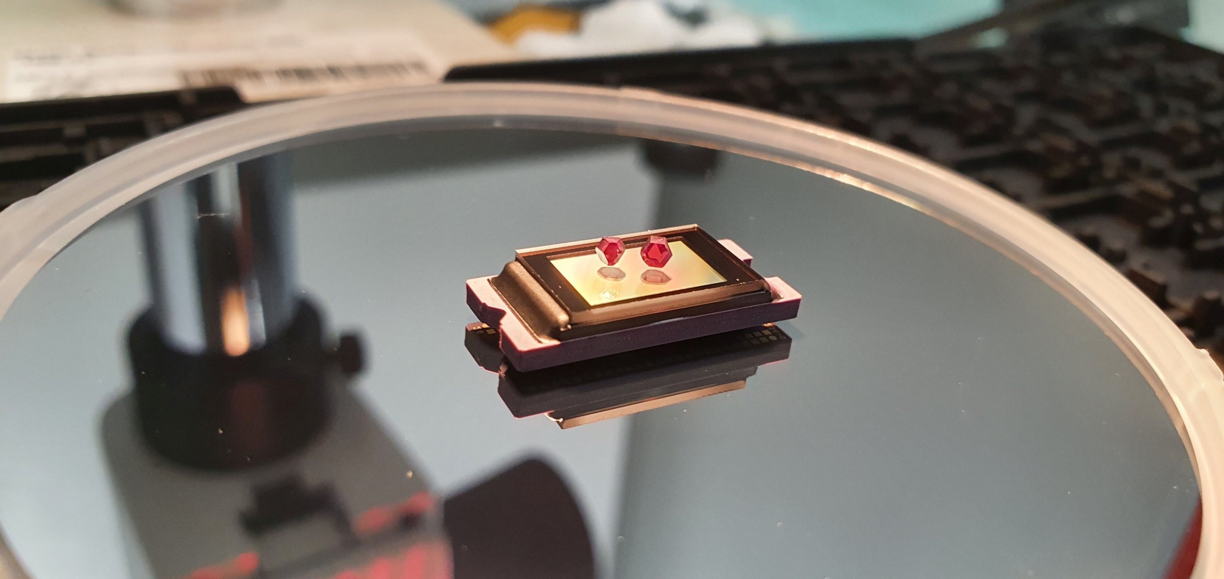 NV Spin qubits on a photonic microchip  XeedQ GmbH