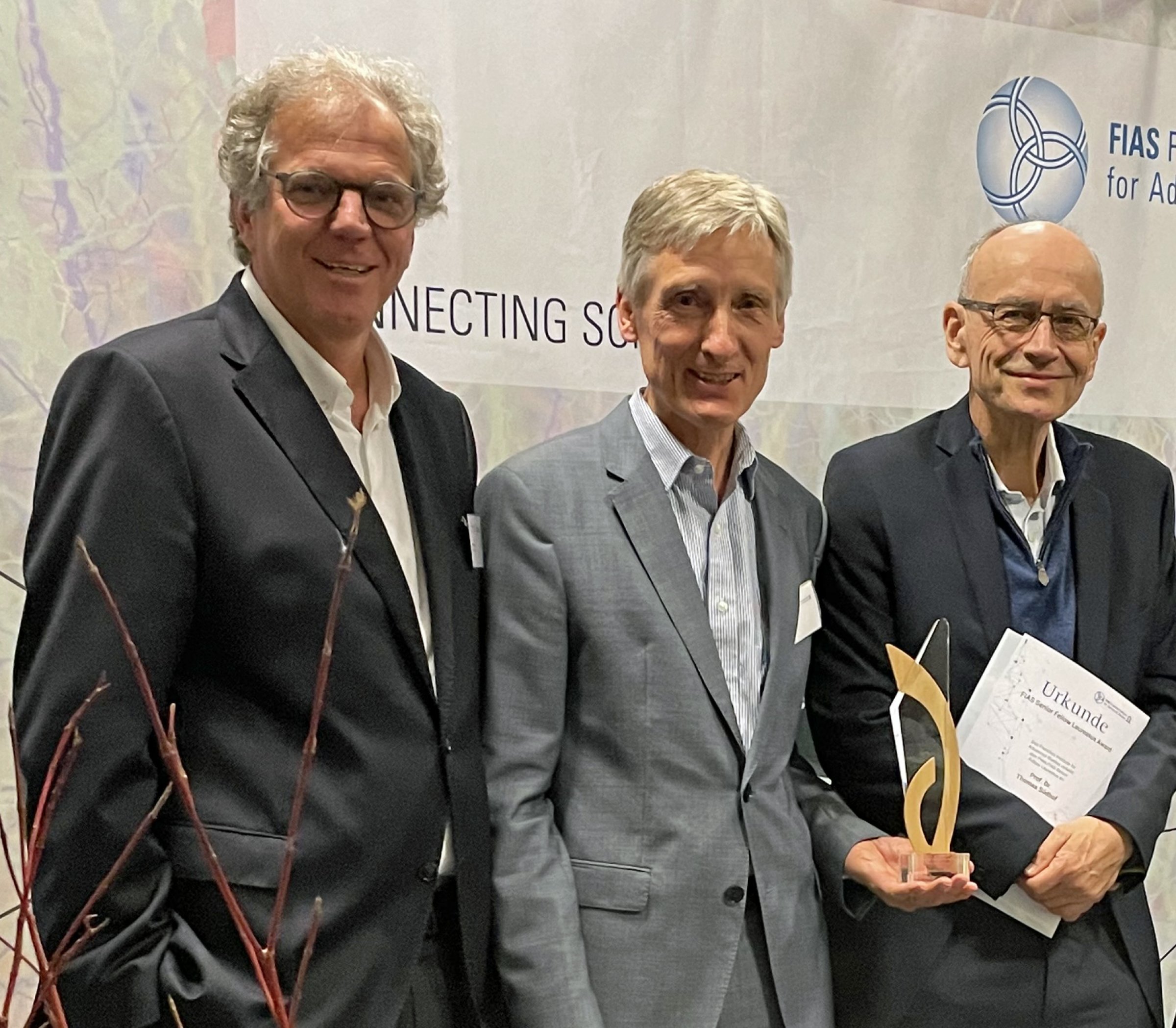 Ehrung von Nobelpreisträger Thomas Südhof (rechts) durch den Vorstand der Stiftung Giersch, Stephan Rapp (links) und FIAS-Direktor Eckhard Elsen (Mitte)